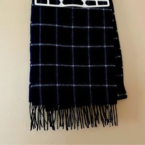 Via Condotti. 100% virgin wool scarf with fringe.